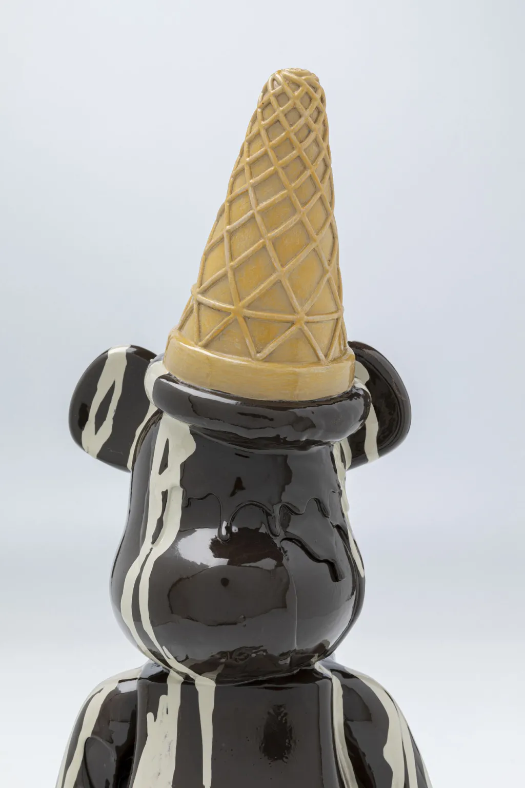 gelato_bear_jtel_karhu_koristeesine_musta_cm_4.webp Koriste-Esineet>KARE Design Gelato Bear Jäätelö Karhu Koriste-esine, Musta 40cm