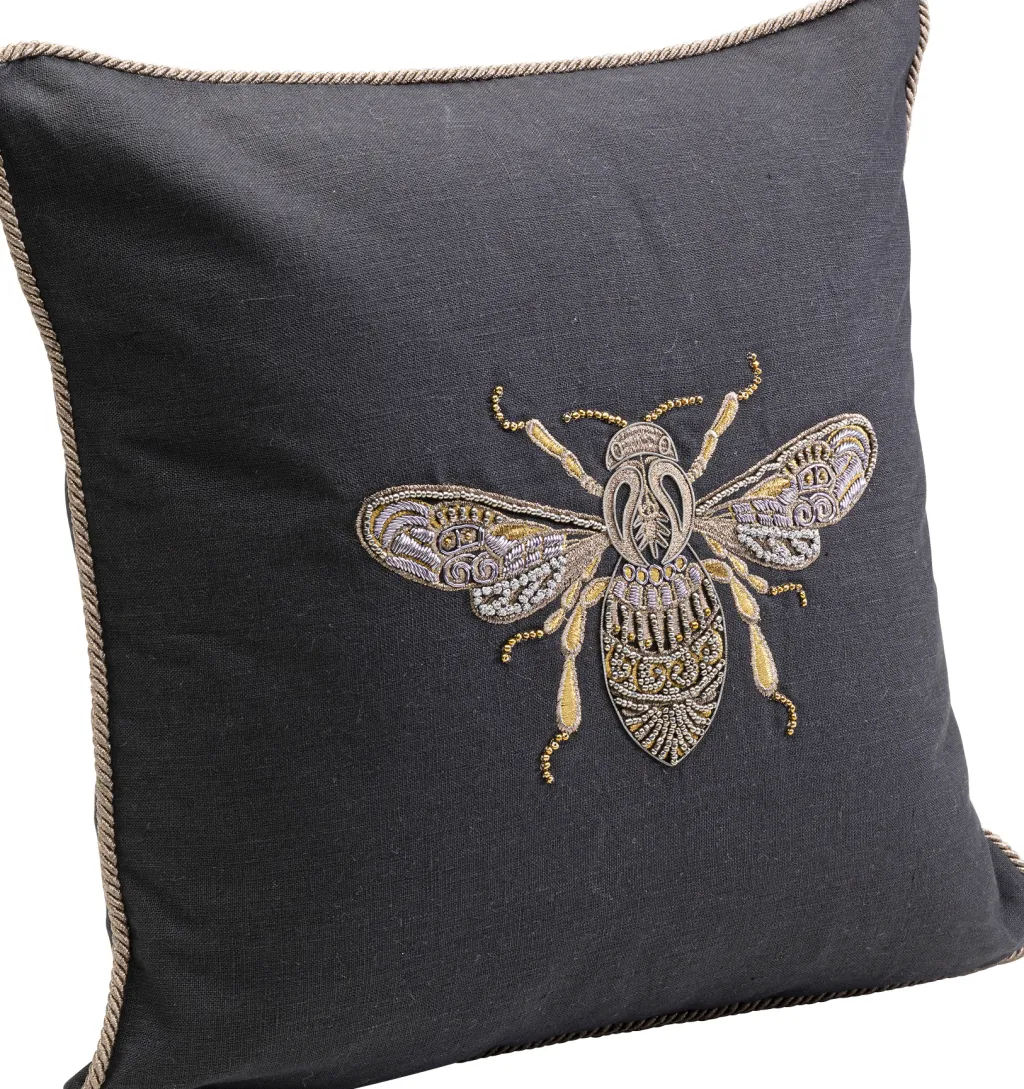 glitter_bee_mehilinen_tyyny_xcm_0.webp Sisustustyynyt>KARE Design Glitter Bee Mehiläinen Tyyny 40x40cm