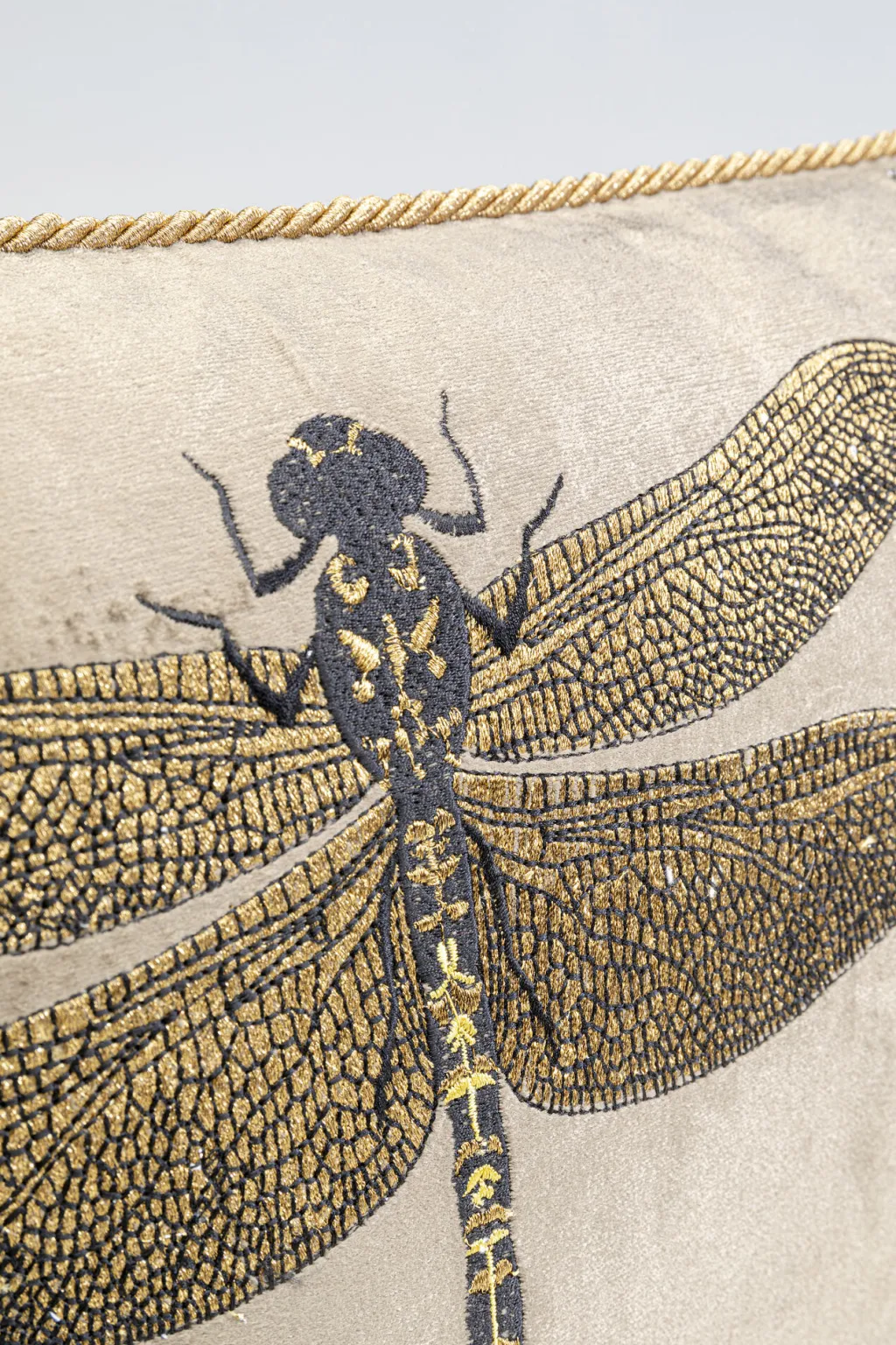 glitter_dragonfly_sudenkorento_tyyny_ruskea_xcm_2.webp Sisustustyynyt>KARE Design Glitter Dragonfly Sudenkorento Tyyny, Ruskea 50x30cm