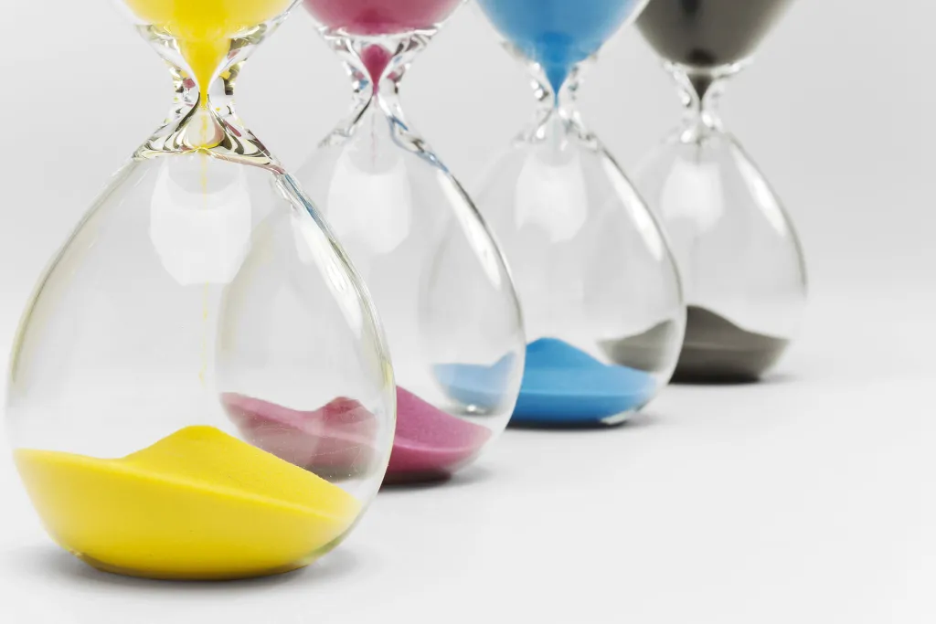 hourglass_timer_tiimalasi_cm_useita_vrej_3.webp Koriste-Esineet>KARE Design Hourglass Timer Tiimalasi 20cm, Useita Värejä