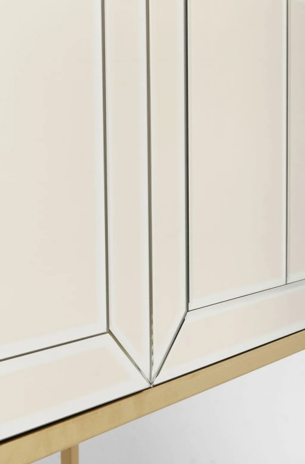luxury_pearl_baarikaappi_xcm_peililasia_14.webp Baarit>KARE Design Luxury Pearl Baarikaappi 89x181cm, Peililasia