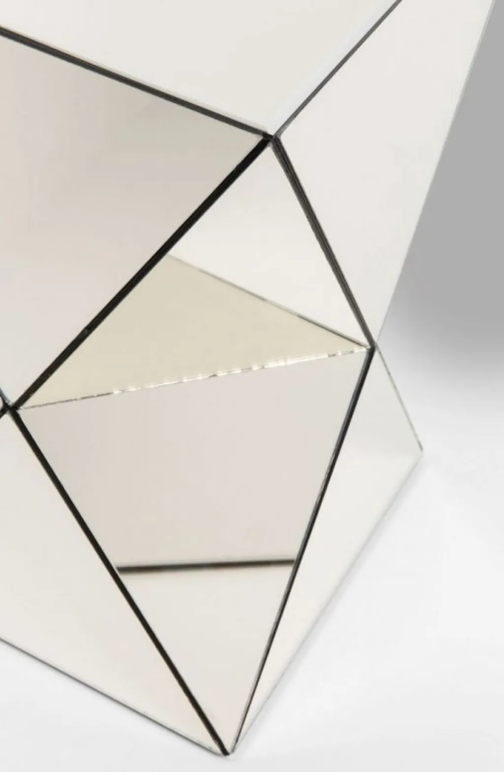 luxury_triangle_pearl_sivupyt_xcm_4.webp Sohvapöydät>KARE Design Luxury Triangle Pearl Sivupöytä 32x32cm