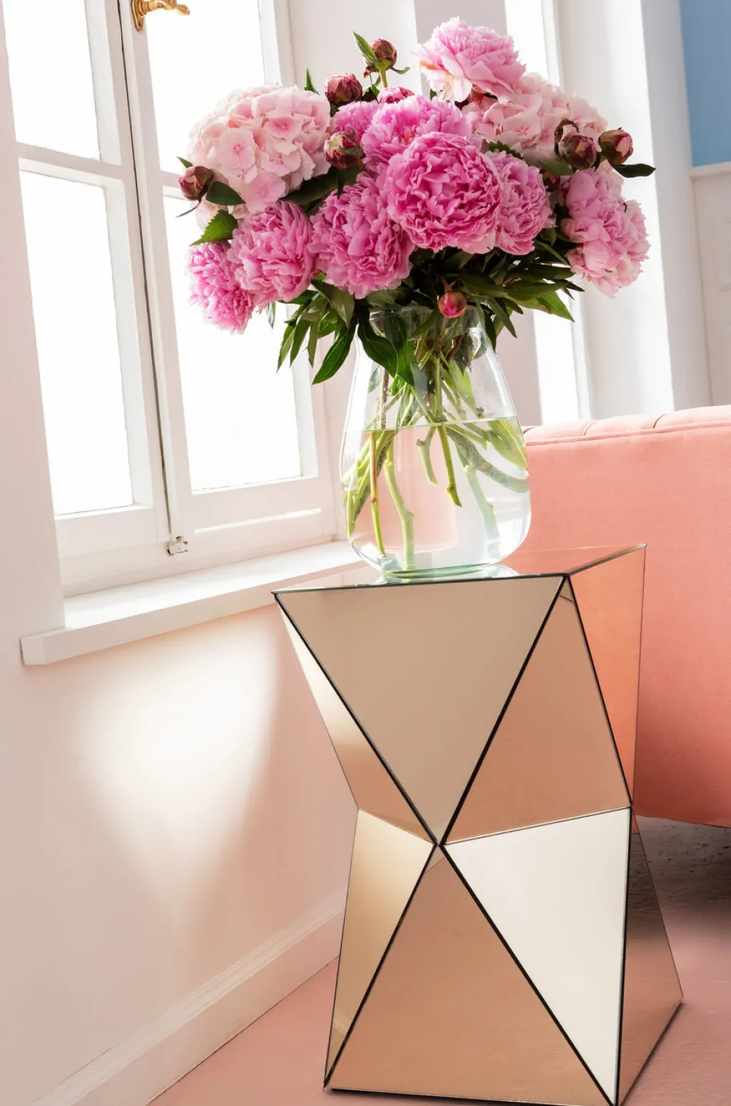 luxury_triangle_pearl_sivupyt_xcm_6.webp Sohvapöydät>KARE Design Luxury Triangle Pearl Sivupöytä 32x32cm