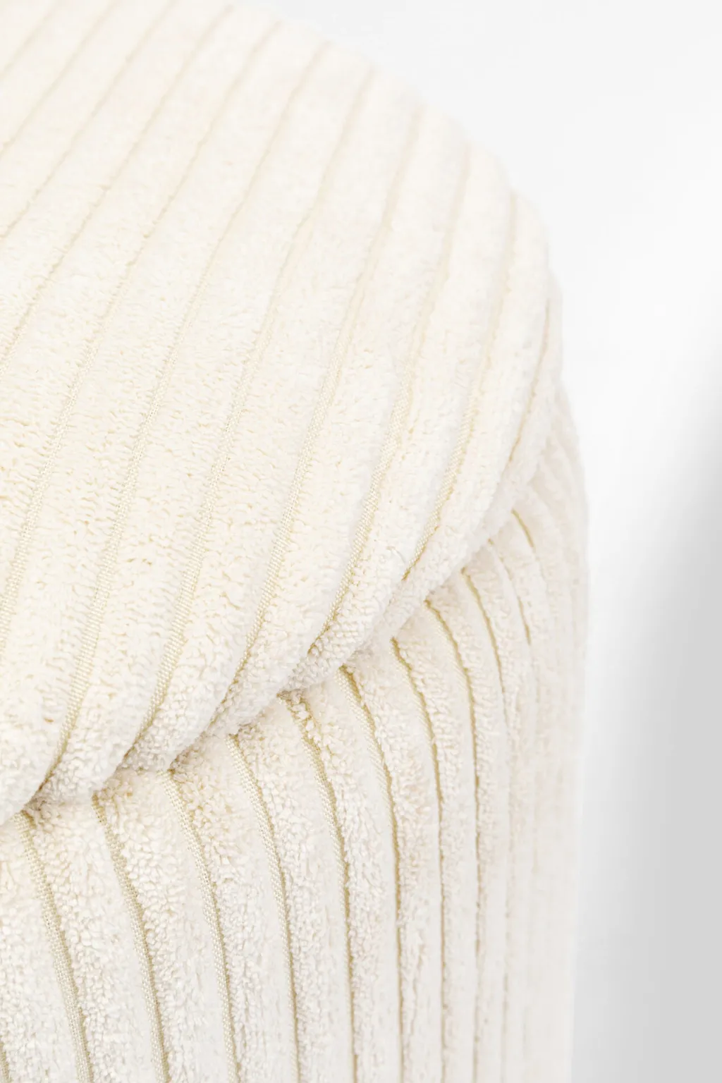 plush_jakkara_palli_kannella_kermanvalkonen_setti_4.webp Rahit Ja Jakkarat>KARE Design Plush Jakkara, Palli Kannella, Kermanvalkonen (2/Setti)