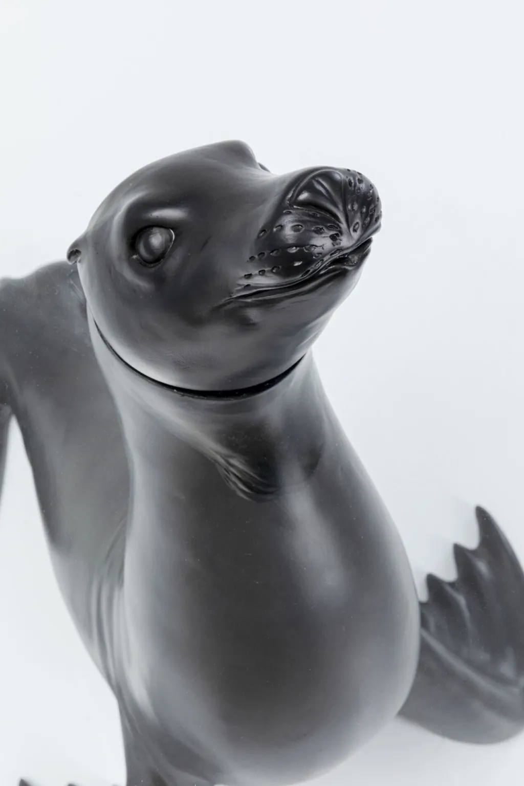 sea_lion_merileijona_sivupyt_cm_7.webp Sohvapöydät>KARE Design Sea Lion Merileijona Sivupöytä Ø50cm