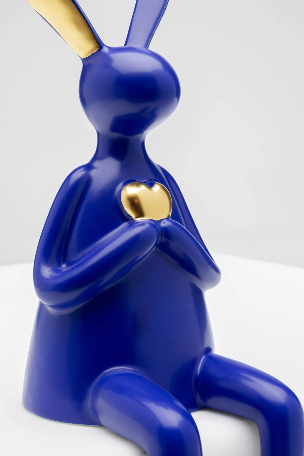 sitting_rabbit_heart_jnis_pupu_koristeesine_sininen_cm_2.webp Koriste-Esineet>KARE Design Sitting Rabbit Heart Jänis, Pupu Koriste-esine Sininen 29cm