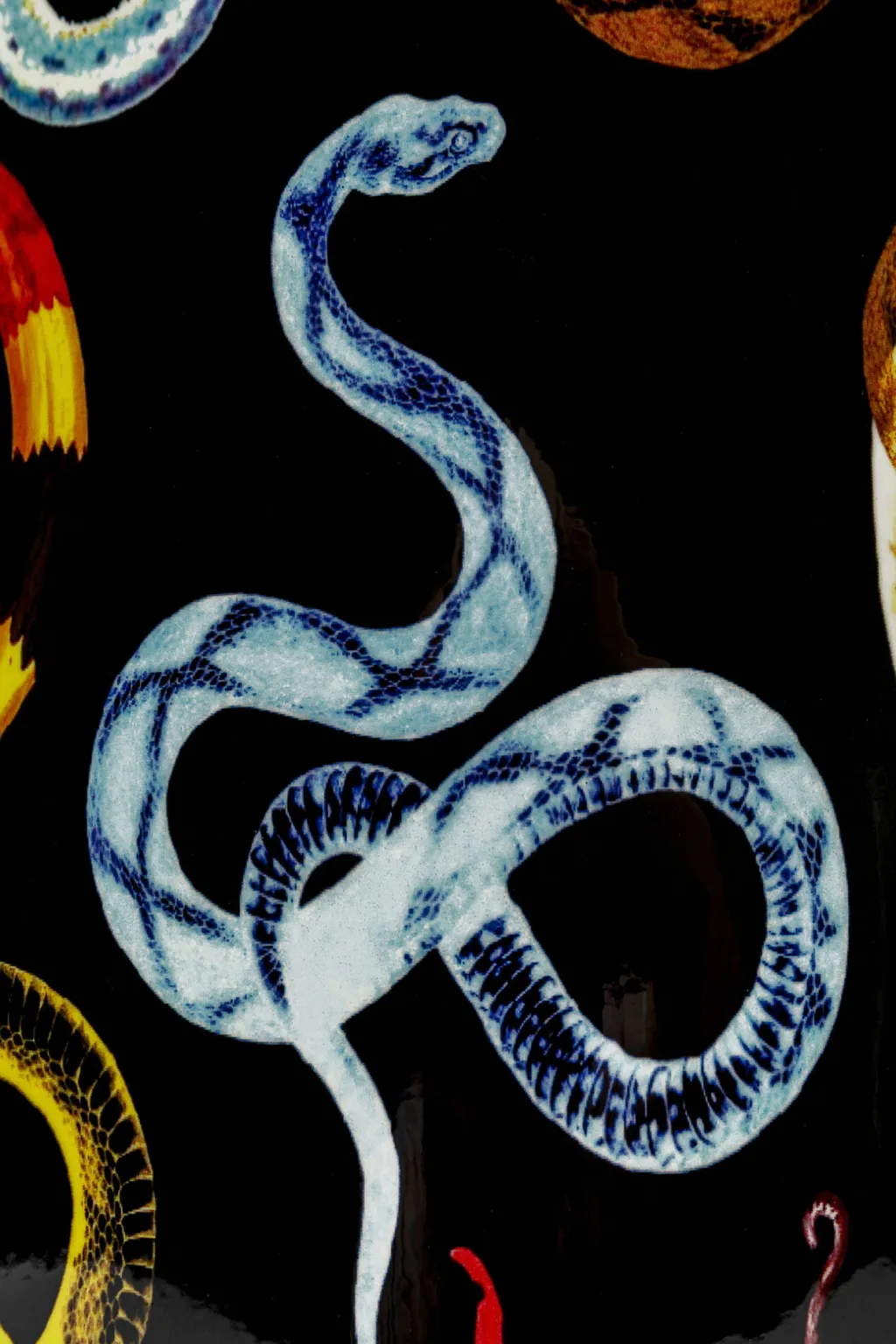 snake_party_krmeaiheinen_maljakko_cm_2.webp Maljakot | Olohuone>KARE Design Snake Party Käärmeaiheinen Maljakko 40cm