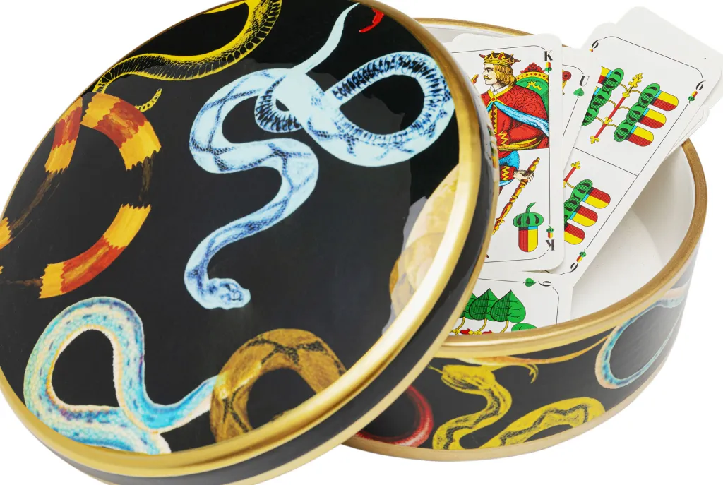 snake_party_krmeaiheinen_purkki_cm_1.webp Korurasiat>KARE Design Snake Party Käärmeaiheinen Purkki Ø19cm