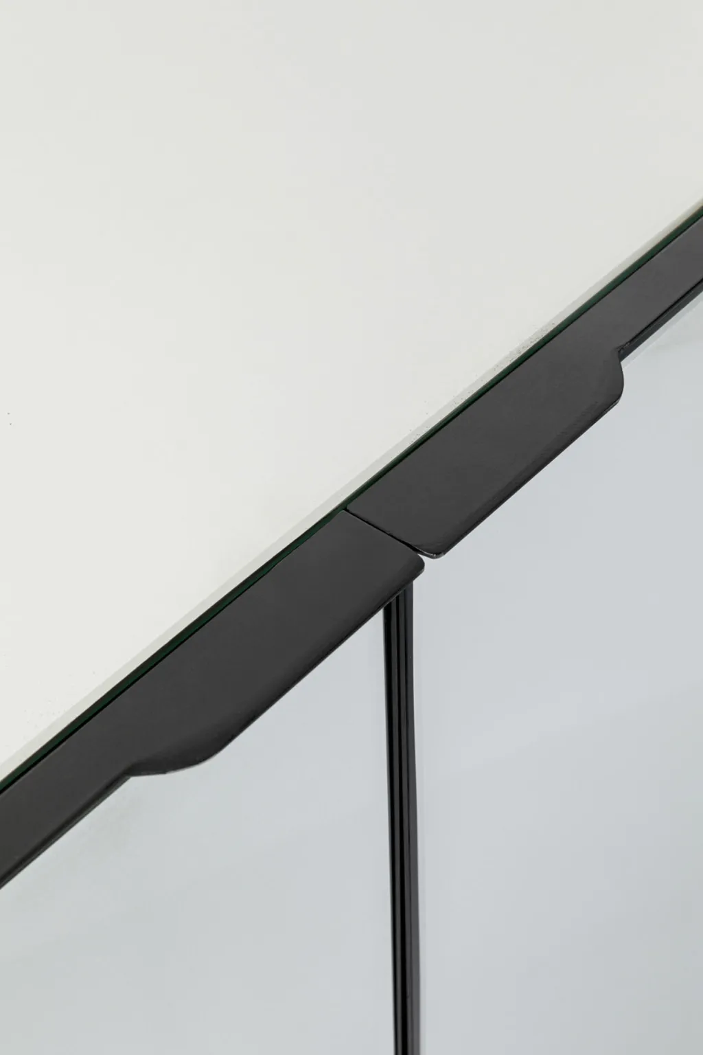 soran_senkki_sivupyt__musta_xcm_6.webp Senkit | Olohuone>KARE Design Soran Senkki, Sivupöytä - Musta 160x45cm