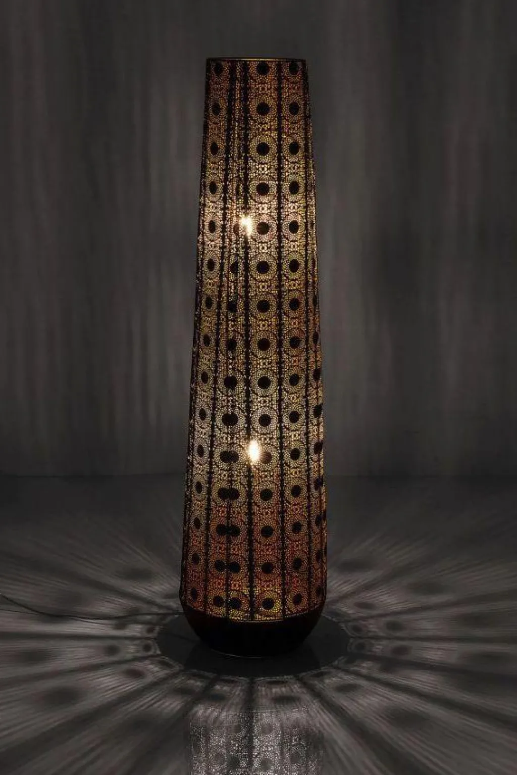 sultan_cone_lattiavalaisin_cm_3.webp Lattiavalaisimet>KARE Design Sultan Cone Lattiavalaisin 120cm
