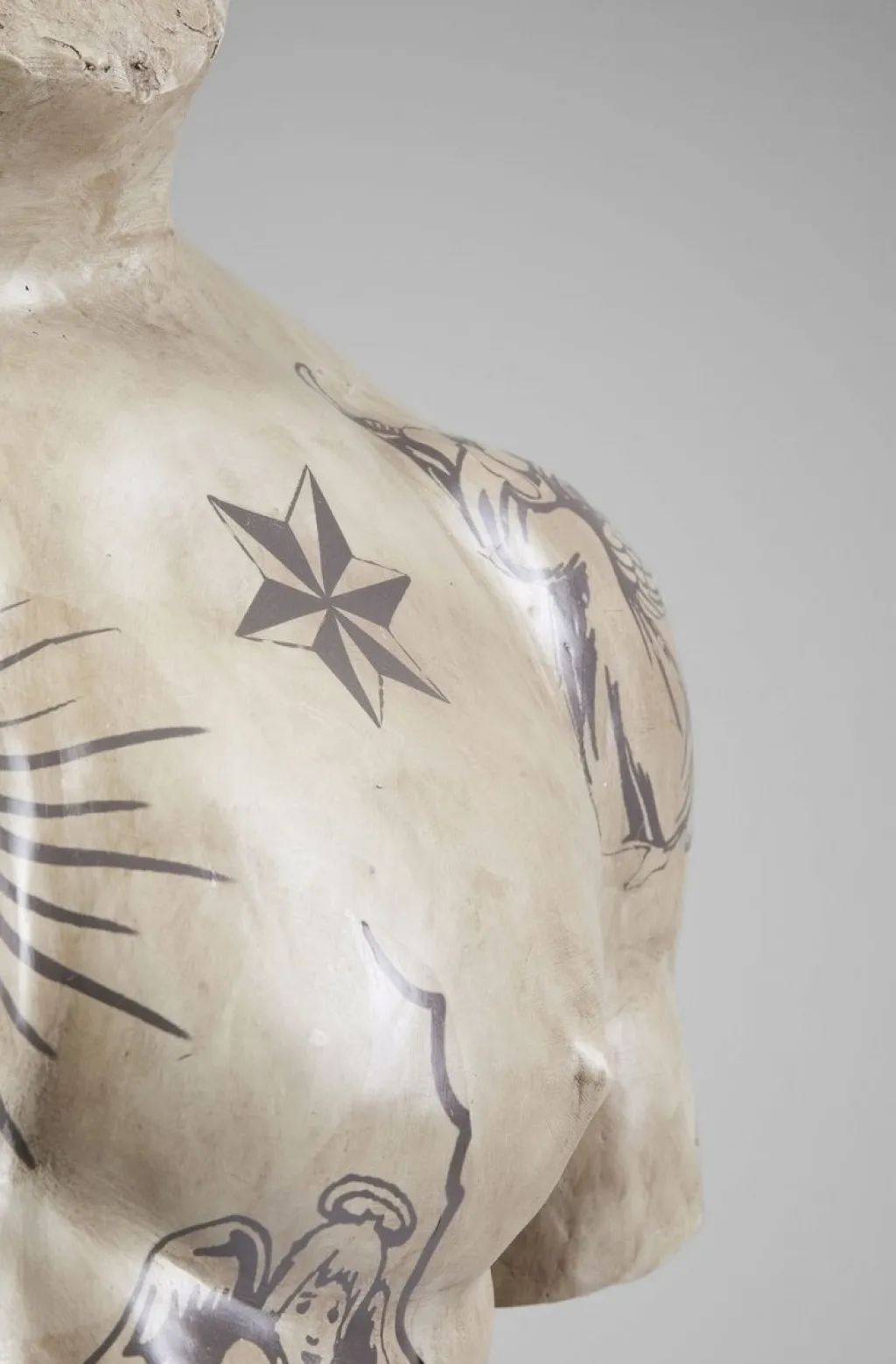 torso_tattoo_koristeesine_5.webp Jalalliset Koriste-Esineet>KARE Design Torso Tattoo Koriste-esine