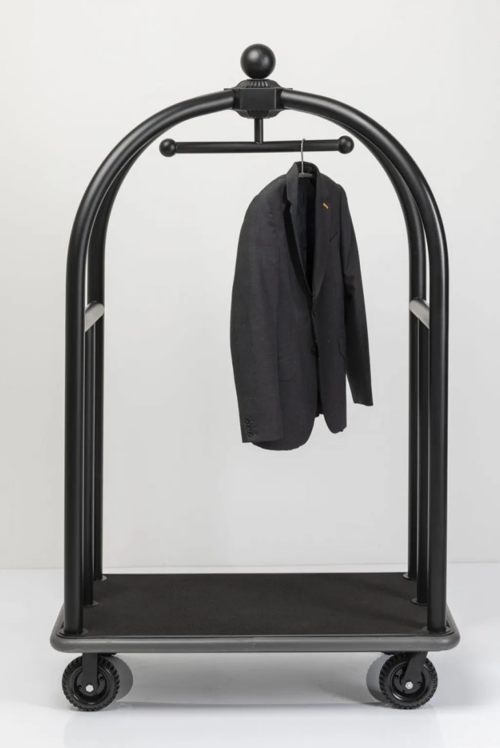 vip_baggage_trolley_vegas_matkalaukkuvaunu_matta_musta_5.webp Jalalliset Vaatenaulakot>KARE Design VIP Baggage Trolley Vegas Matkalaukkuvaunu, Matta Musta