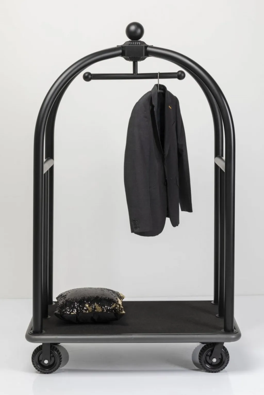 vip_baggage_trolley_vegas_matkalaukkuvaunu_matta_musta_7.webp Jalalliset Vaatenaulakot>KARE Design VIP Baggage Trolley Vegas Matkalaukkuvaunu, Matta Musta